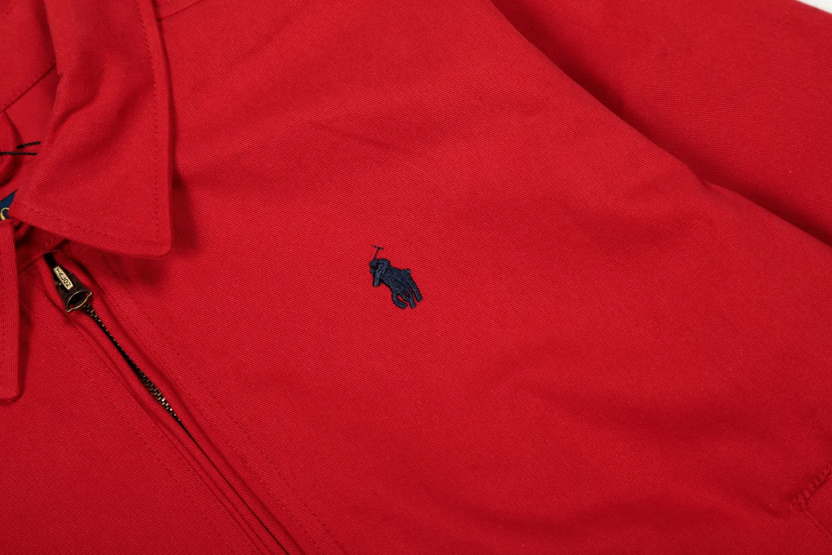 P300 top quality" Style number: 8101# (not off the shelves all year round) [Ralph Lauren/Ralph Lauren old cadre pony embroidered armband POLO jacket] ✅Ralph Lauren Ralph Lauren classic basic American retro old cadre goddess style jacket ✅Pure cotton high-gram heavy wash, soft, comfortable and tangible, upright and textured ✅Customized Vintage bronze double-open zipper head to restore the same quality as the cabinet version ✅This style: White/khaki color. There are waist patterns inside the threads of the collar and cuffs. Please note~ ✅Retro versatile jacket. The upper body is very flattering. Versatile model YYDS~ ✅Versatile for daily wear and work wear. ✅The upper body is simple and easy to wear. A must-have for goddess ootd. Good-looking clothes are never too picky. A must-have in the goddess' wardrobe. Size: S-XL. Color: White, yellow, red, navy, khaki, pink, light blue, olive green.